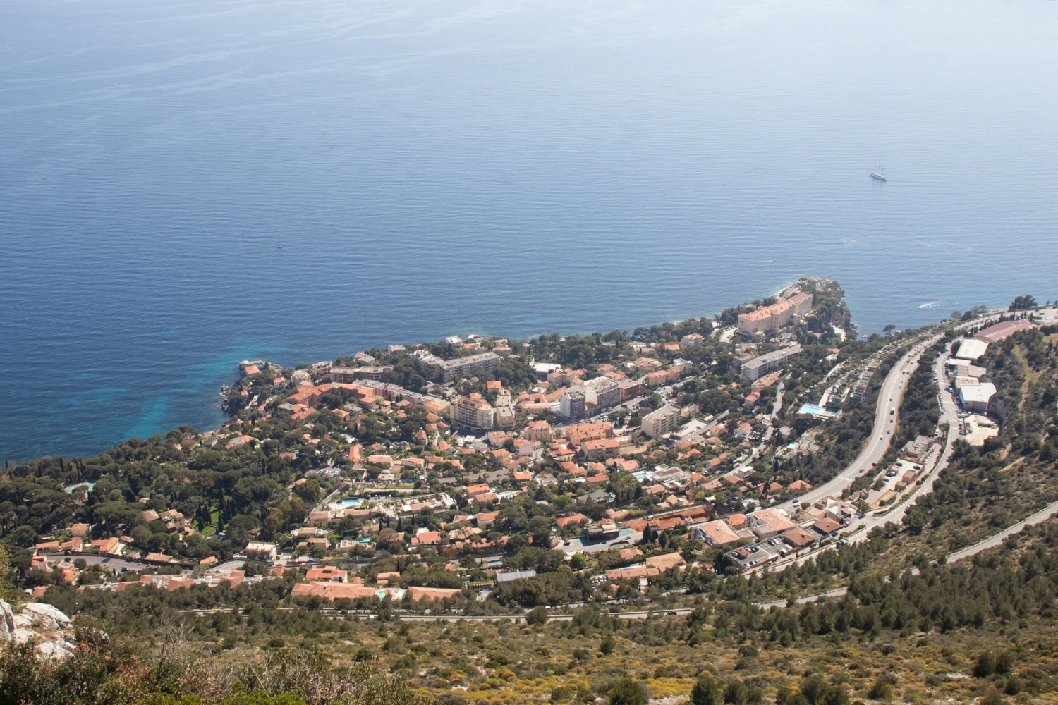Vue aérienne de Cap-d’Ail avec le littoral méditerranéen et les résidences en bord de mer