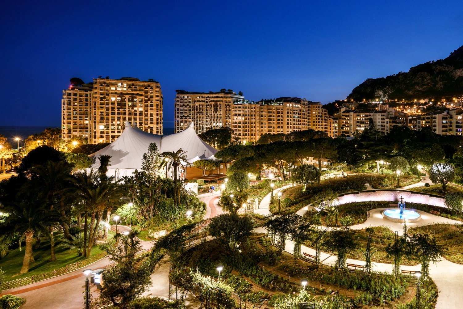 Parc paysager di Fontvieille di notte con tendone e Giardino delle Rose Principessa Grace.