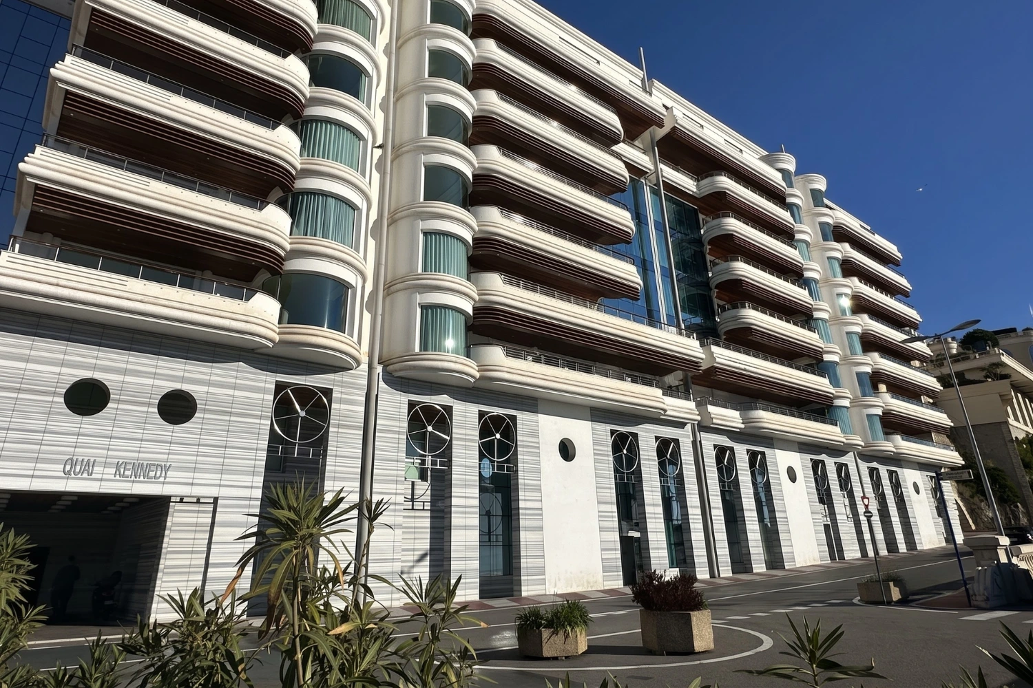 Edificio Quai Kennedy visto dal Porto Ercole di Monaco