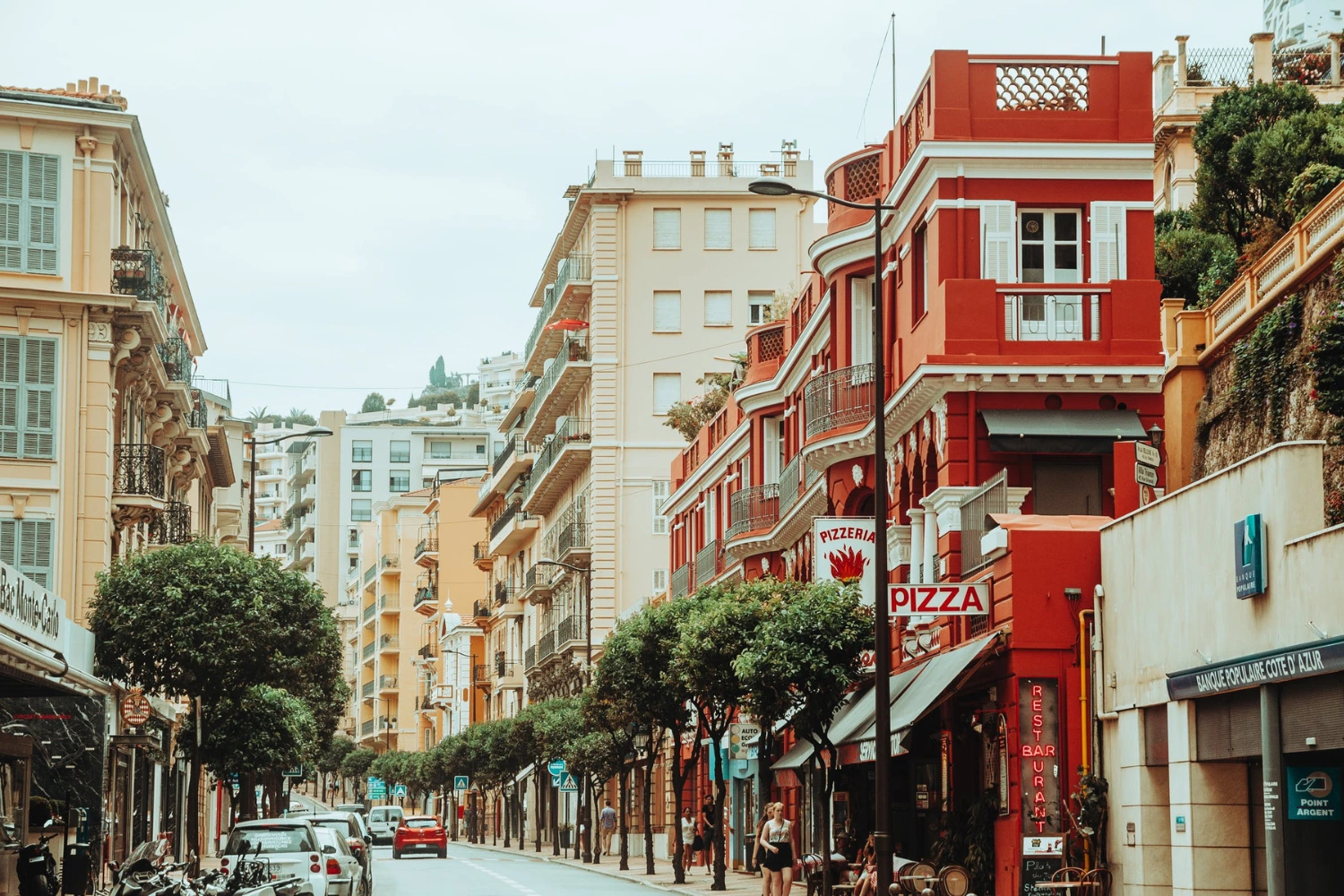 Rue Grimaldi dans le quartier de La Condamine à Monaco, vue urbaine et architecture monégasque